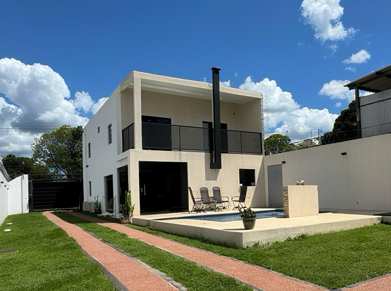 ¡Vendo lujosa residencia en esquina en Lambaré, Barrio San Isidro! ✨A.M