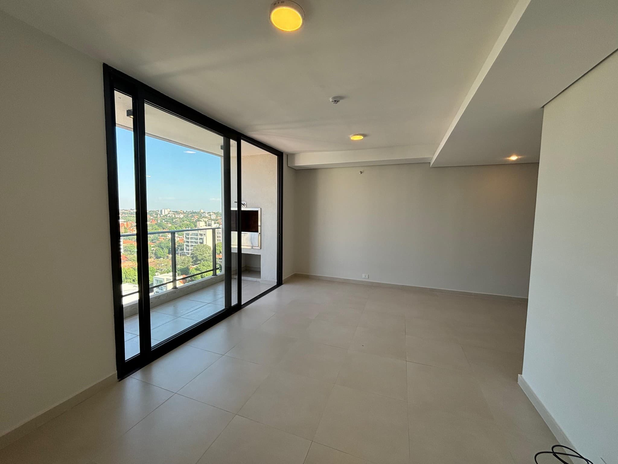 Ideal para inversión Zona Villa Morra. Depto de 2 habitaciones + cochera – 3