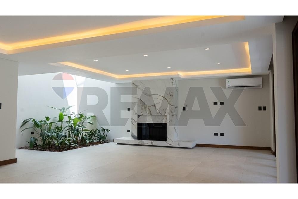 En alquiler casa premium con piscina en barrio Mburucuya