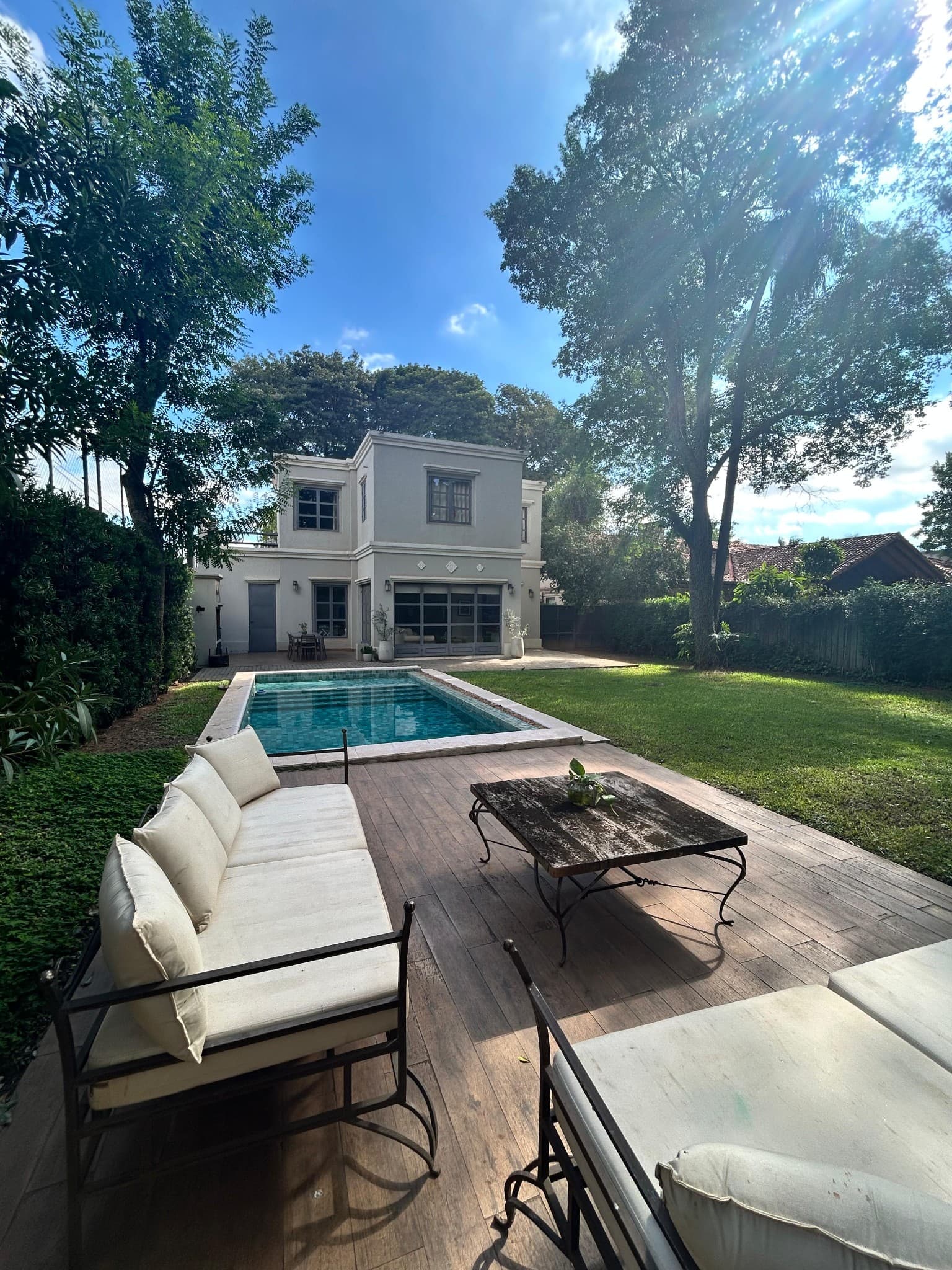 Exclusiva Residencia de Autor en Barrio Cerrado Plaza de los Mangos, Zona Yacht.