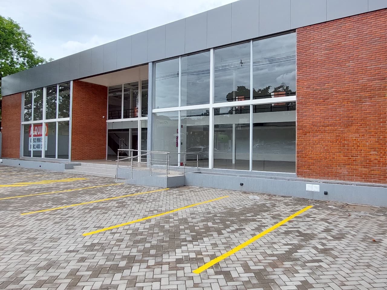 Alquilo Depósito Premium de 2.000 M2 + Showroom y Oficinas sobre Mariscal Estigarribia C-1170 – 3