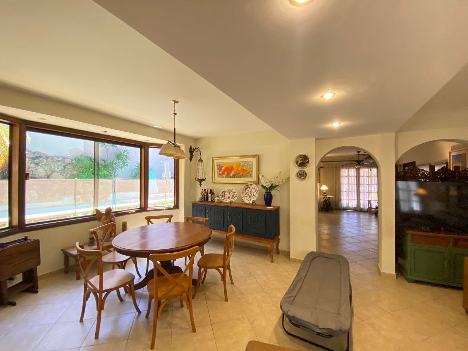 Casa de Estilo Clásico con Chimenea, Piscina y Jardín – 2