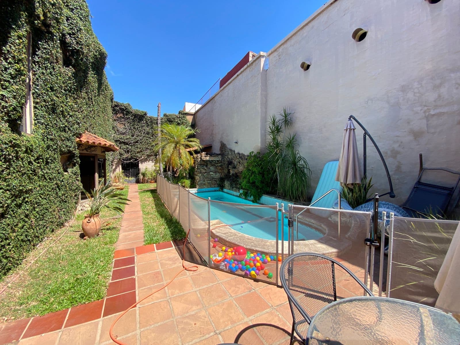 Casa de Estilo Clásico con Chimenea, Piscina y Jardín – 3