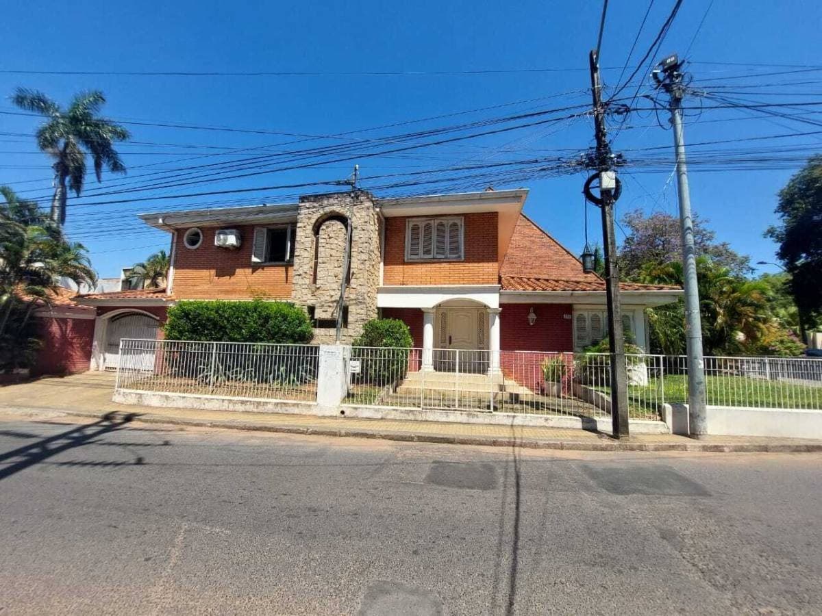 Vendo casa en esquina de 4 habitaciones en Asunción Villa Morra