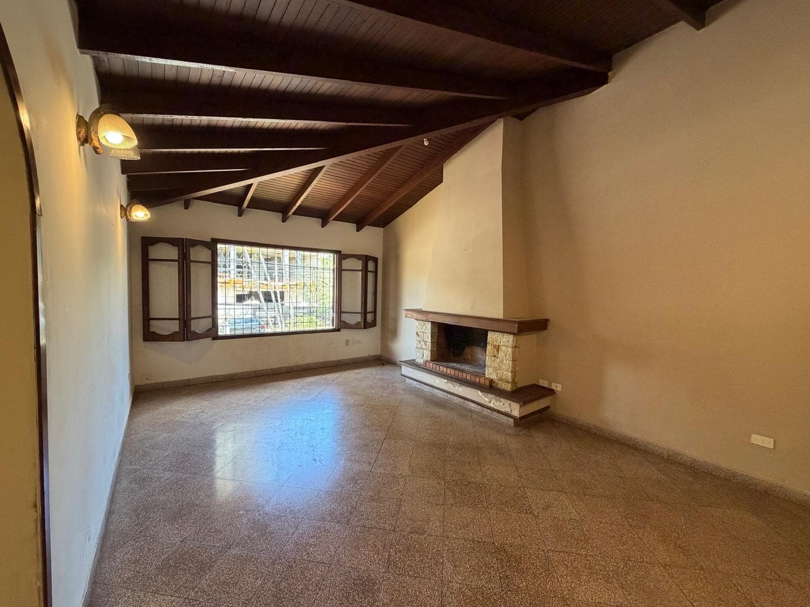 CASA EN BARRIO MBURUCUYÁ – SOBRE AV. SANTÍSIMA TRINIDAD – 2