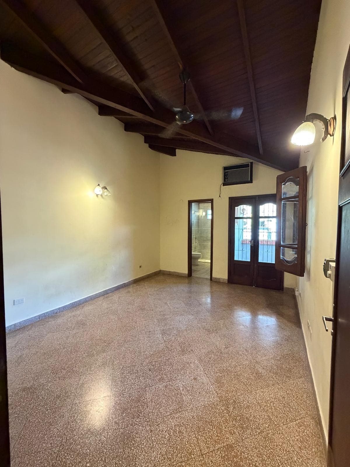 CASA EN BARRIO MBURUCUYÁ – SOBRE AV. SANTÍSIMA TRINIDAD – 3