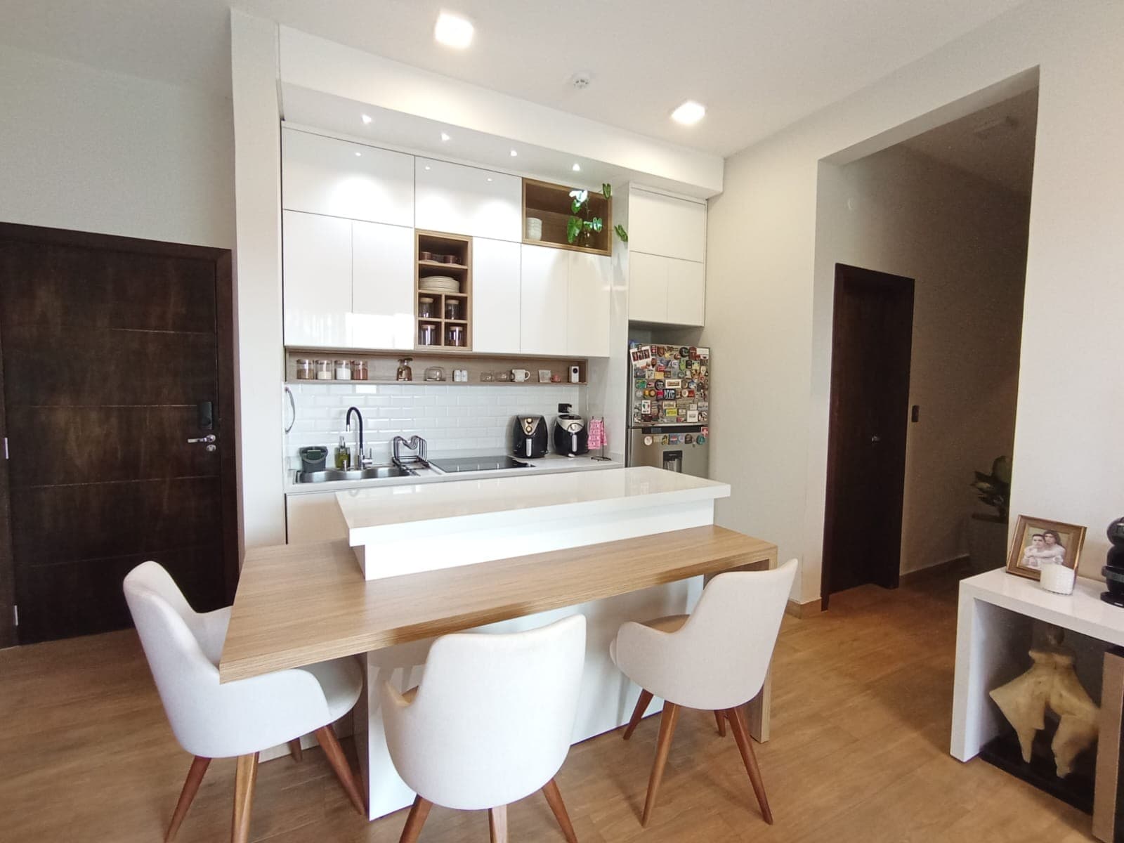 VENDO EXCLUSIVO DEPARTAMENTO DE 2 DORMITORIOS, TOTALMENTE AMOBLADO Y EQUIPADO, EDIFICIO GONNET, KM 8, CDE