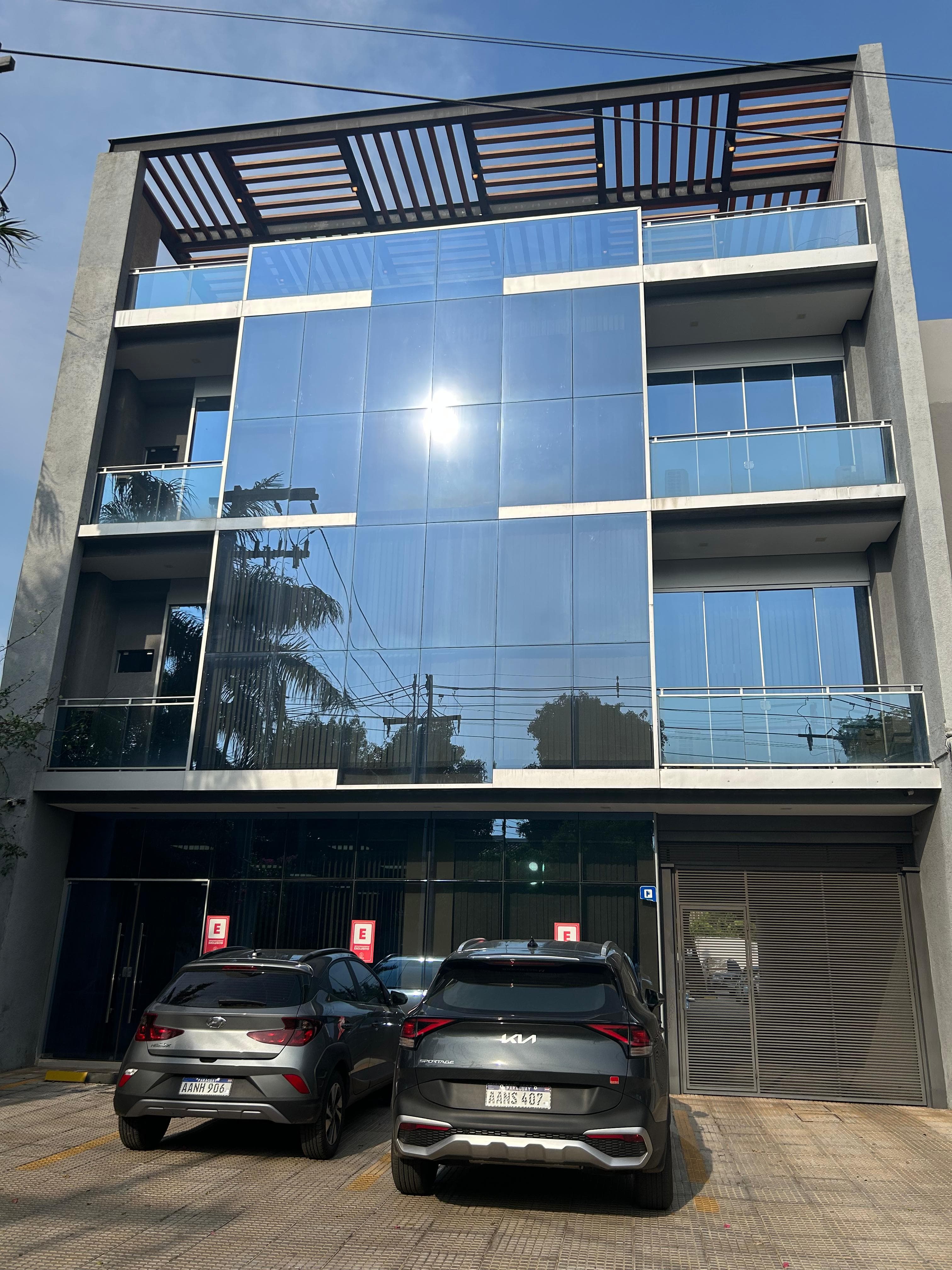 Excelente oficina corporativa de 215 m2 en barrio Ycua Satí