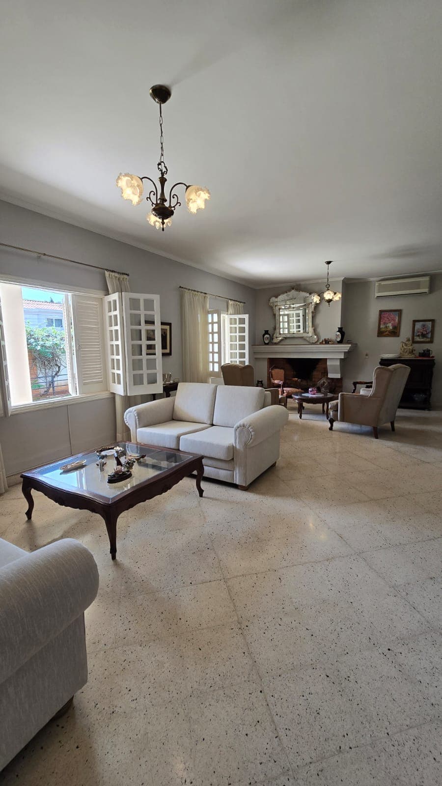 VENDO HERMOSA Y AMPLIA CASA COLONIAL EN MBURUCUYA. 1.104 M2 DE TERRENO, A PASOS DE PRIMER PTE – 2