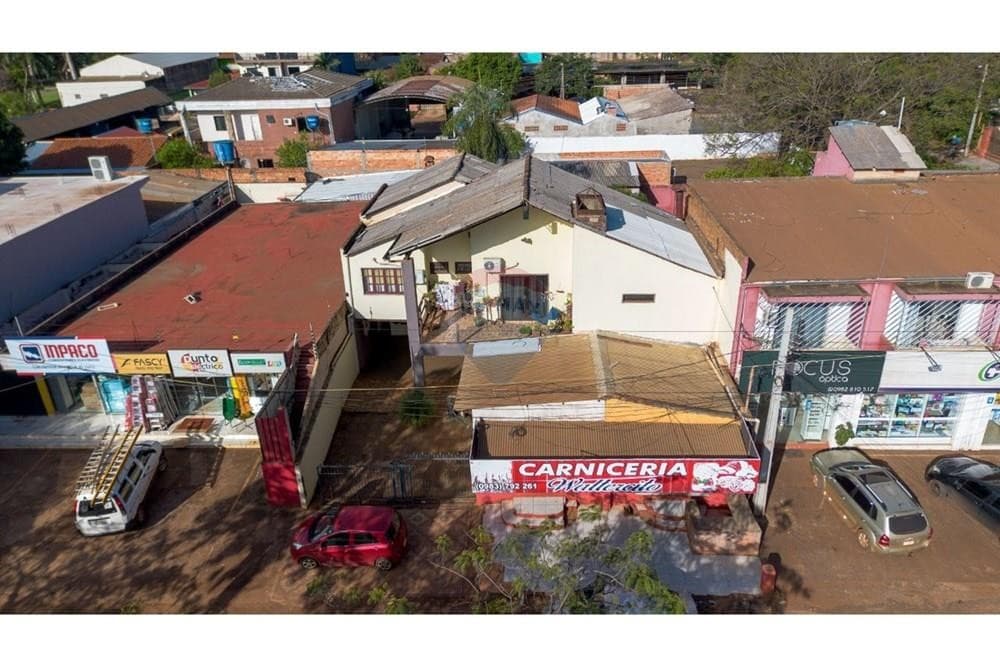 Propiedad de Uso Mixto: Oportunidad Comercial y Residencial en Venta