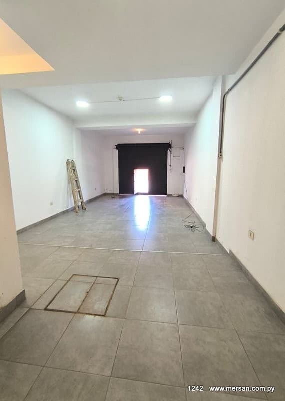 SALÓN COMERCIAL - FDO. DE LA MORA Z/ SUR - 38 M2 (CÓD. 1242)