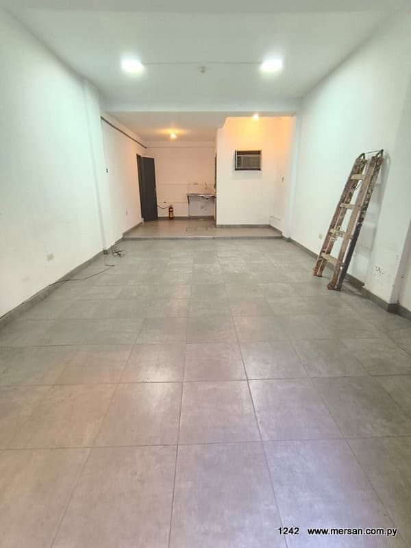 SALÓN COMERCIAL - FDO. DE LA MORA Z/ SUR - 38 M2 (CÓD. 1242) – 2