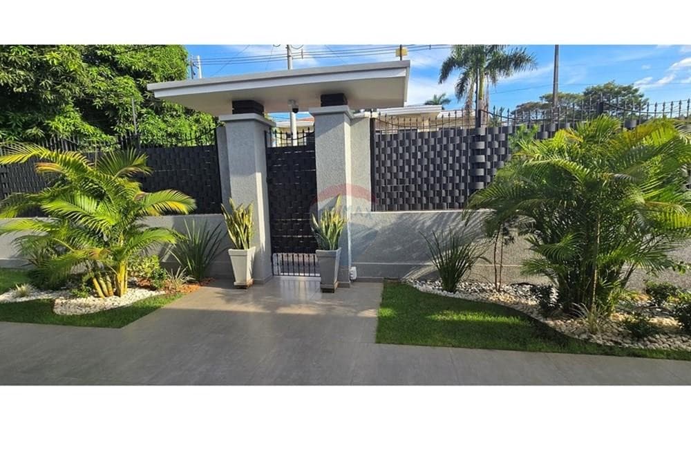 Exclusiva Casa Moderna en Venta en el Prestigioso Barrio Boquerón, Ciudad del Este – 3