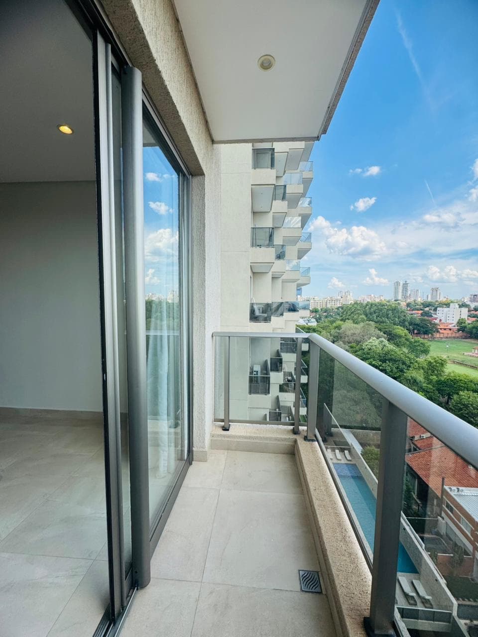 Alquiler: Moderno Departamento con Vistas Panorámicas y Balcón en Edificio Molas 1321, Asunción – 2