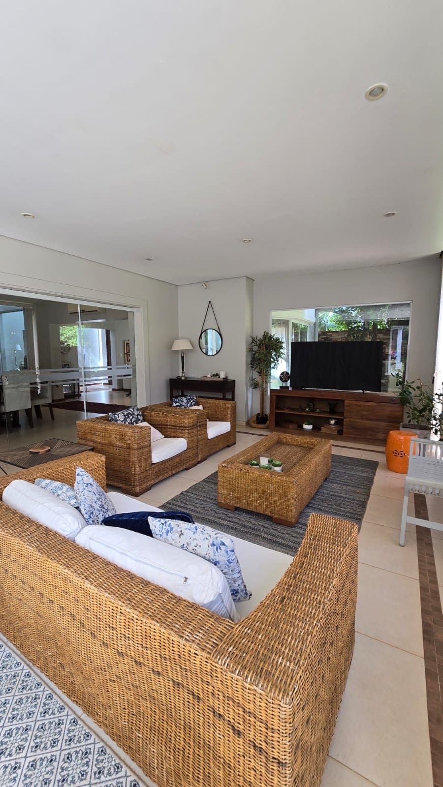 ALQUILO CASA EN LUQUE DENTRO DE CONDOMINIO CERRADO CON O SIN MUEBLES