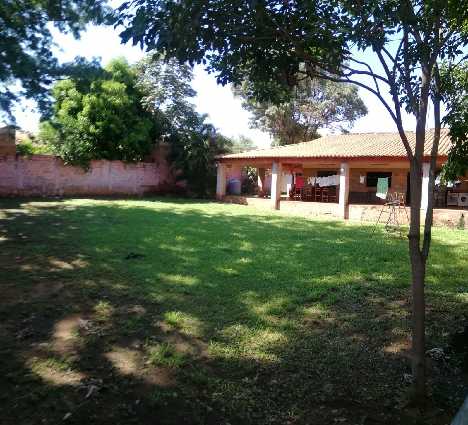 CASA CON AMPLIO PATIO EN LAURELTY-LUQUE EN VENTA (871 M2) – 2