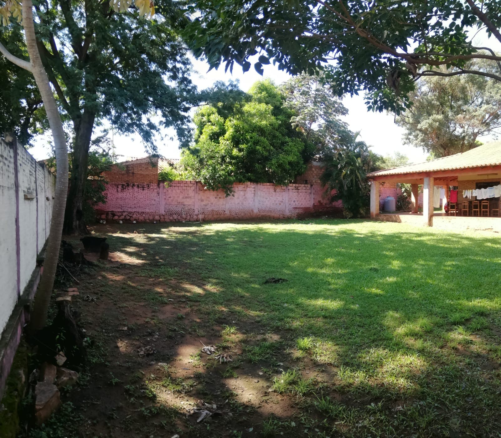 CASA CON AMPLIO PATIO EN LAURELTY-LUQUE EN VENTA (871 M2) – 3
