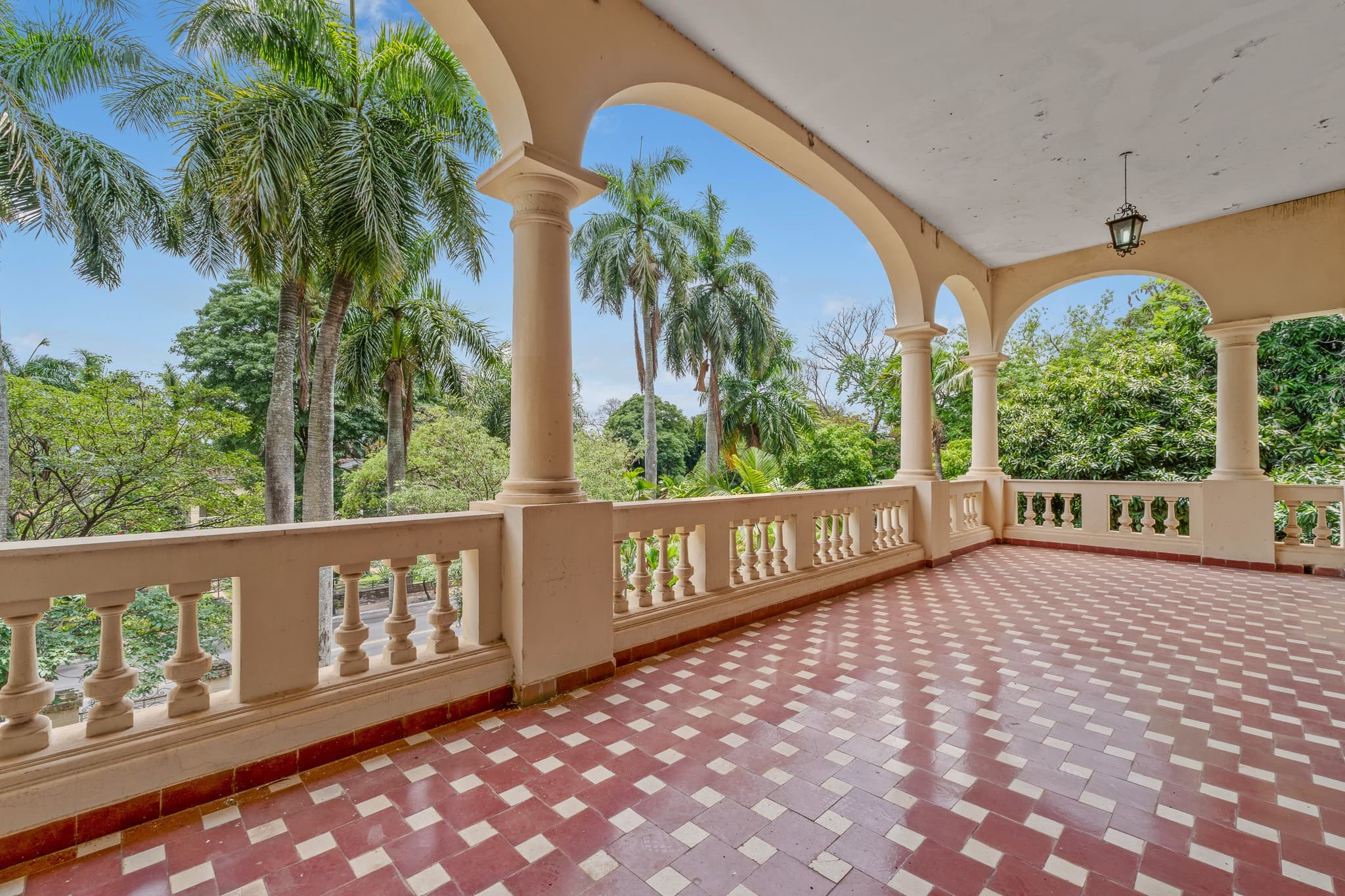 ALQUILER CON OPCION A COMPRA. INMUEBLE SOBRE AVDA. MCAL LÓPEZ - Al lado de la Embajada Americana. – 2
