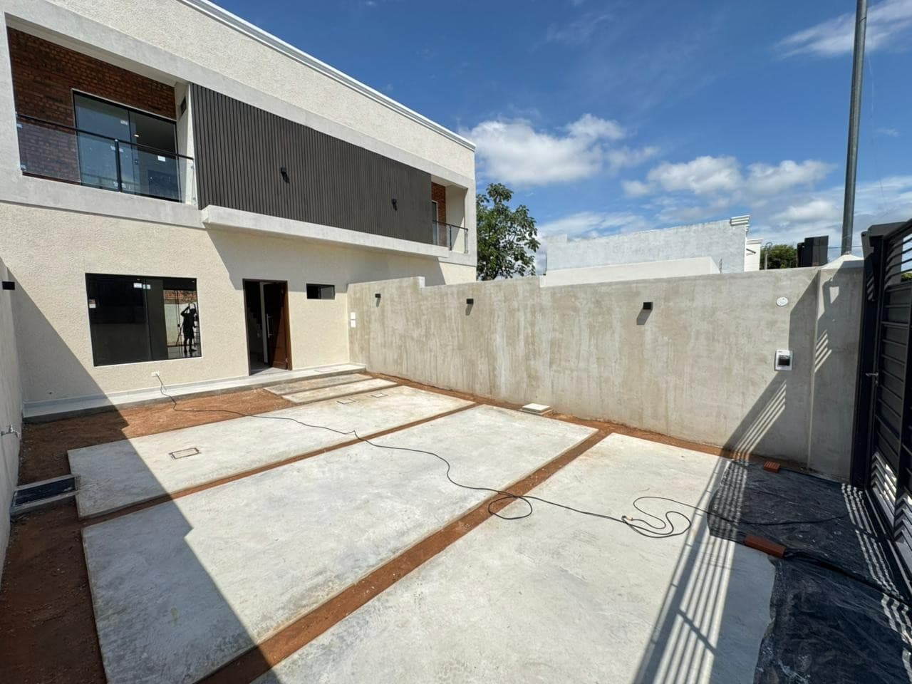 Dúplex a estrenar en venta en Lambaré. Solo a 5 minutos del Yacht y Golf Club.