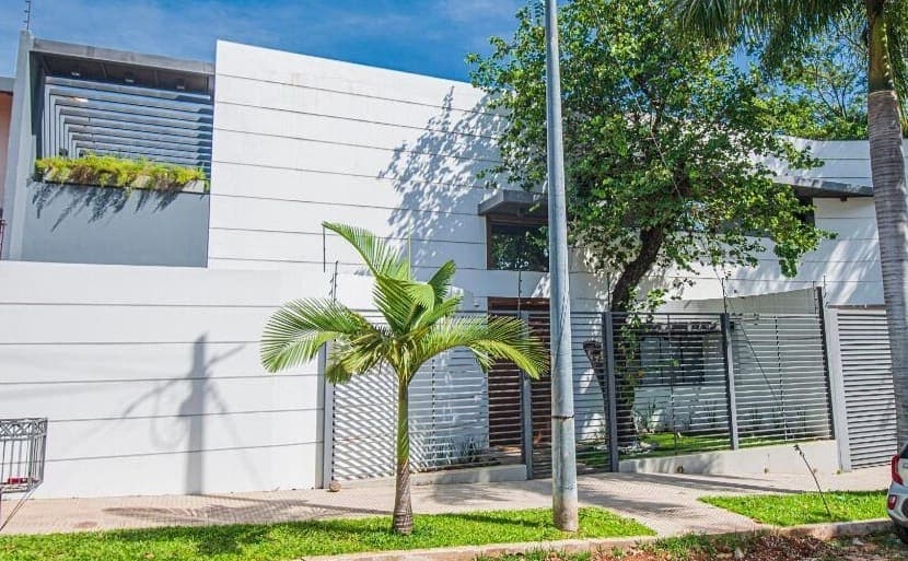 EN VENTA - RESIDENCIA MODERNA DE 4 DORMITORIOS, BARRIO VIRGEN DEL HUERTO