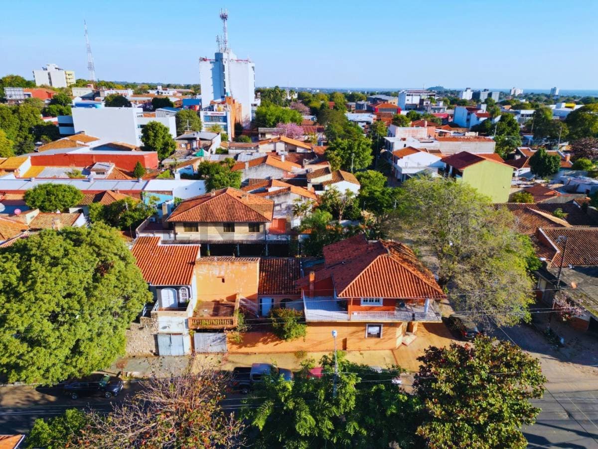 Casa en esquina a la venta en el barrio Bernardino Caballero, Asunción.