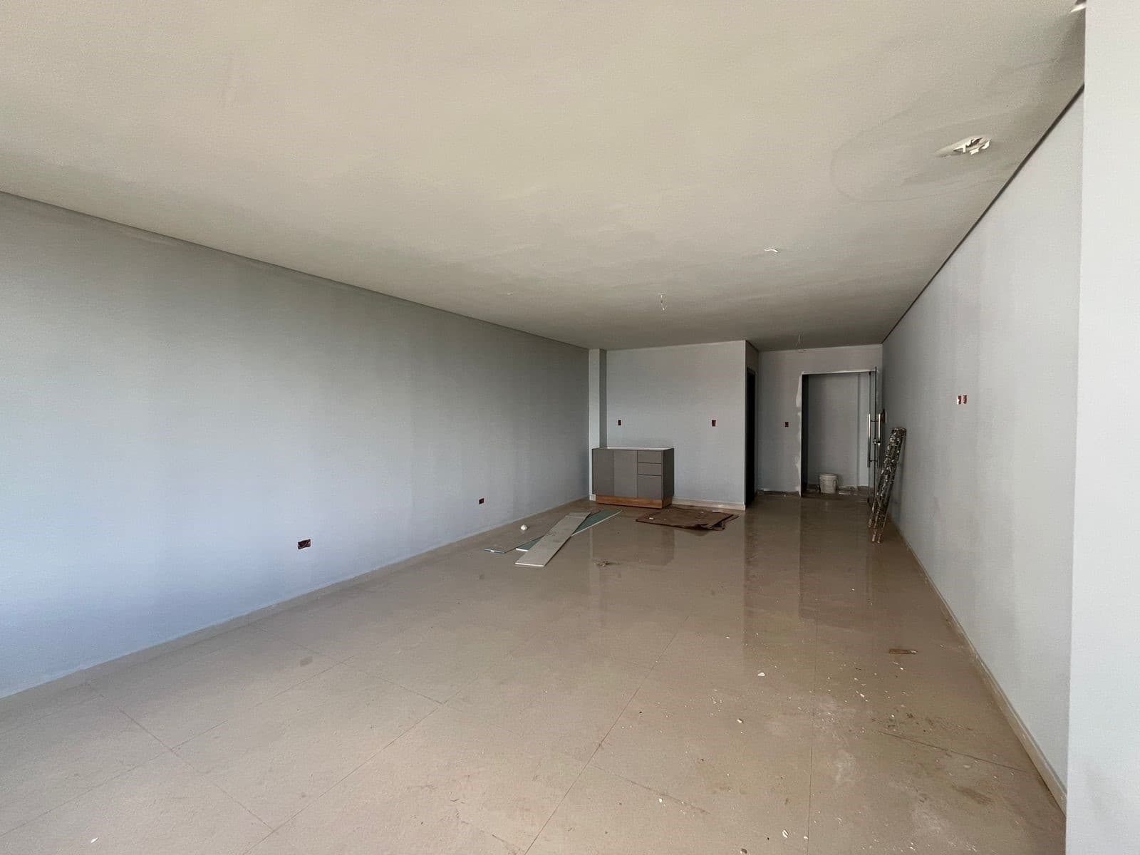 ALQUILO MODERNA OFICINA A ESTRENAR – EDIFICIO DIAGONAL 74, KM 8 – 2