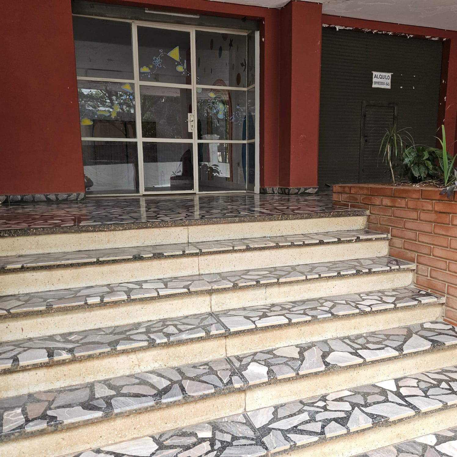 Alquilamos LOCAL COMERCIAL EN Edificio Internacional. – 2