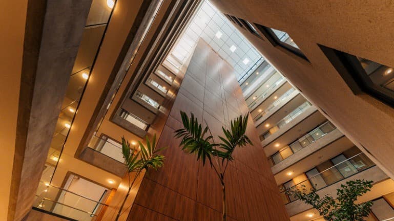 Monoambiente con balcón en Alzara Plaza – Asunción