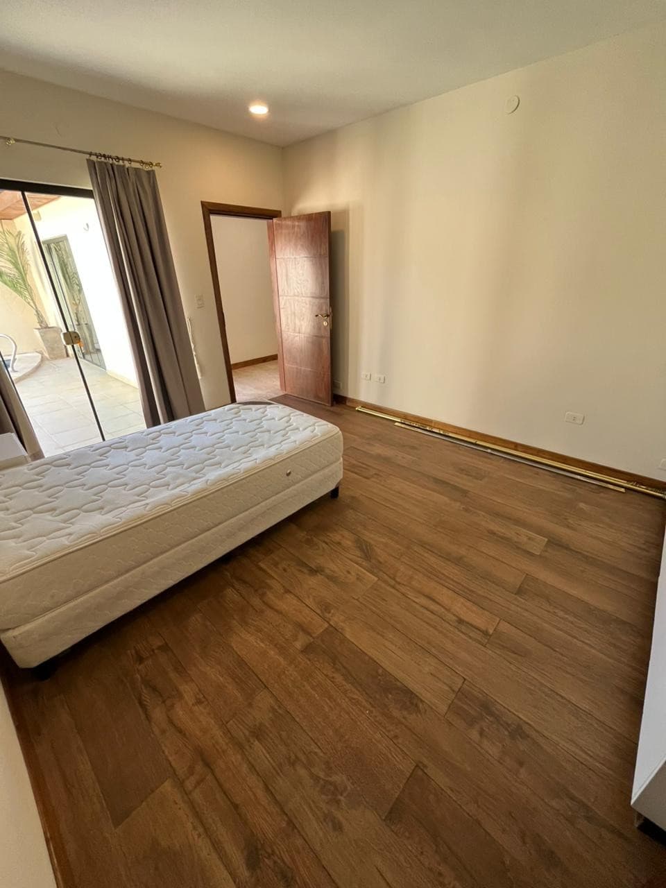 Alquilo casa amoblada zona Villa Morra – 3