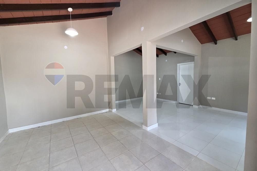 D.G. Alquilo salón comercial sobre calle asfaltada en Luque Maka'i