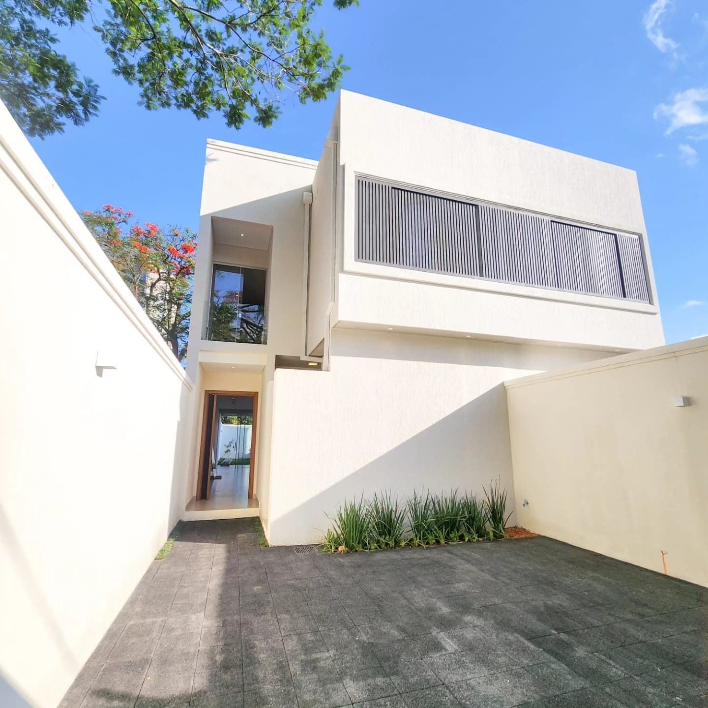EN VENTA DUPLEX DE 3 SUITES CON JARDÍN Y PISCINA