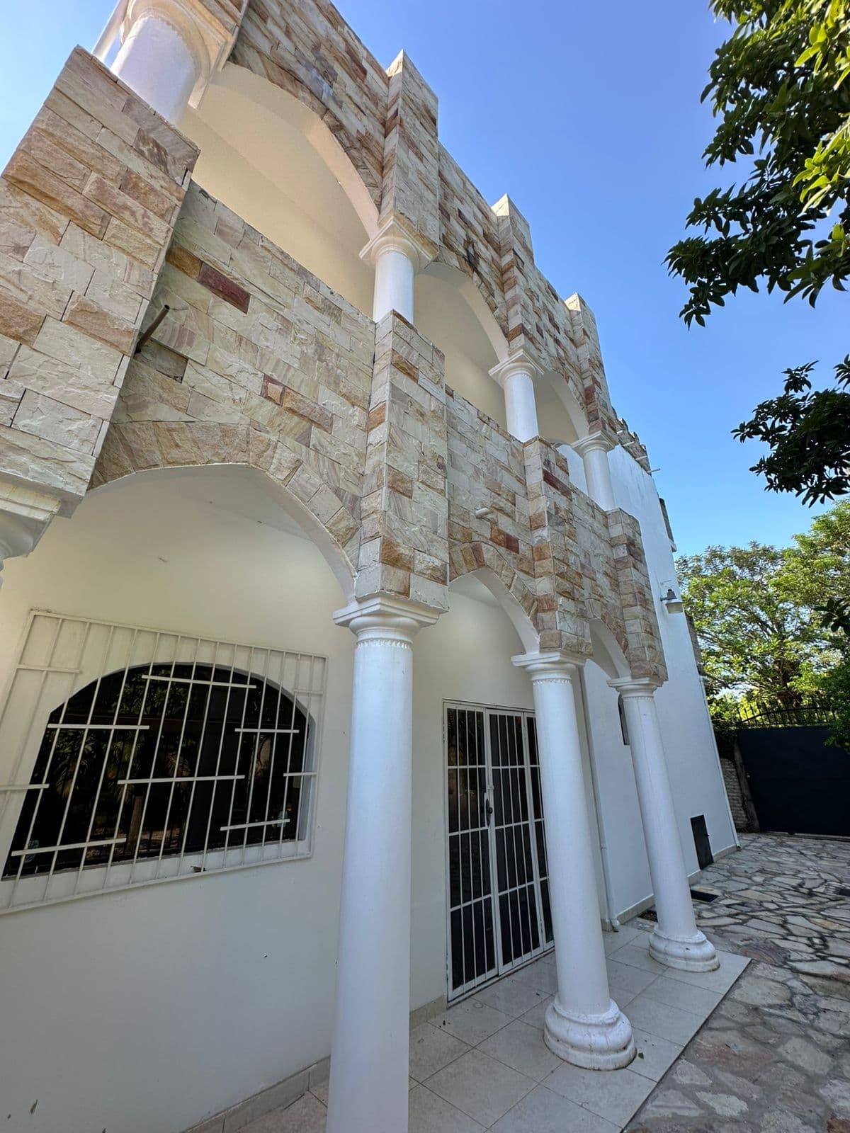 Amplia casa en Luque tipo castillo de 3 dormitorios en Suite – 2