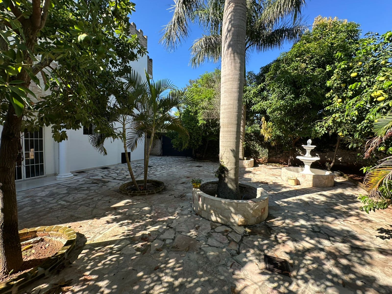 Amplia casa en Luque tipo castillo de 3 dormitorios en Suite – 3