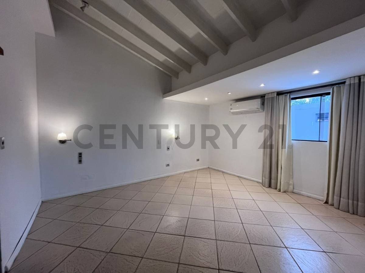 Alquiler de Residencia Exclusiva en el Prestigioso Barrio Ytay – 3