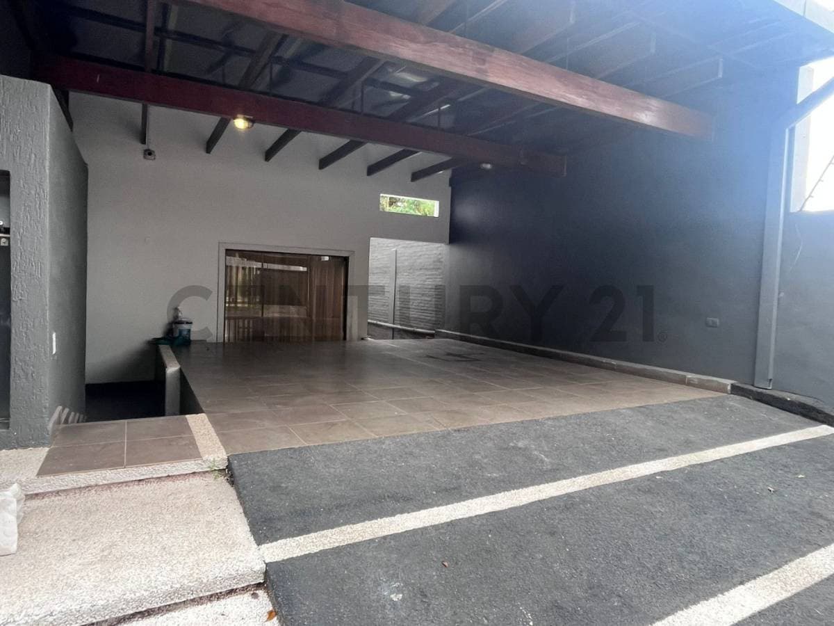 Alquiler de Residencia Exclusiva en el Prestigioso Barrio Ytay – 2