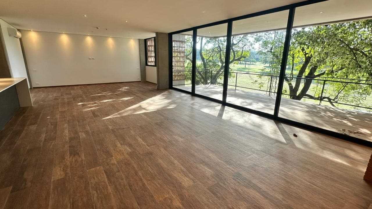 Exclusivo Departamento de Lujo de 3 Dormitorios y 221m² en el Prestigioso Edificio Vista al Golf, Zona Yacht & Golf Club: Un Oasis de Sofisticación Rodeado de Naturaleza.