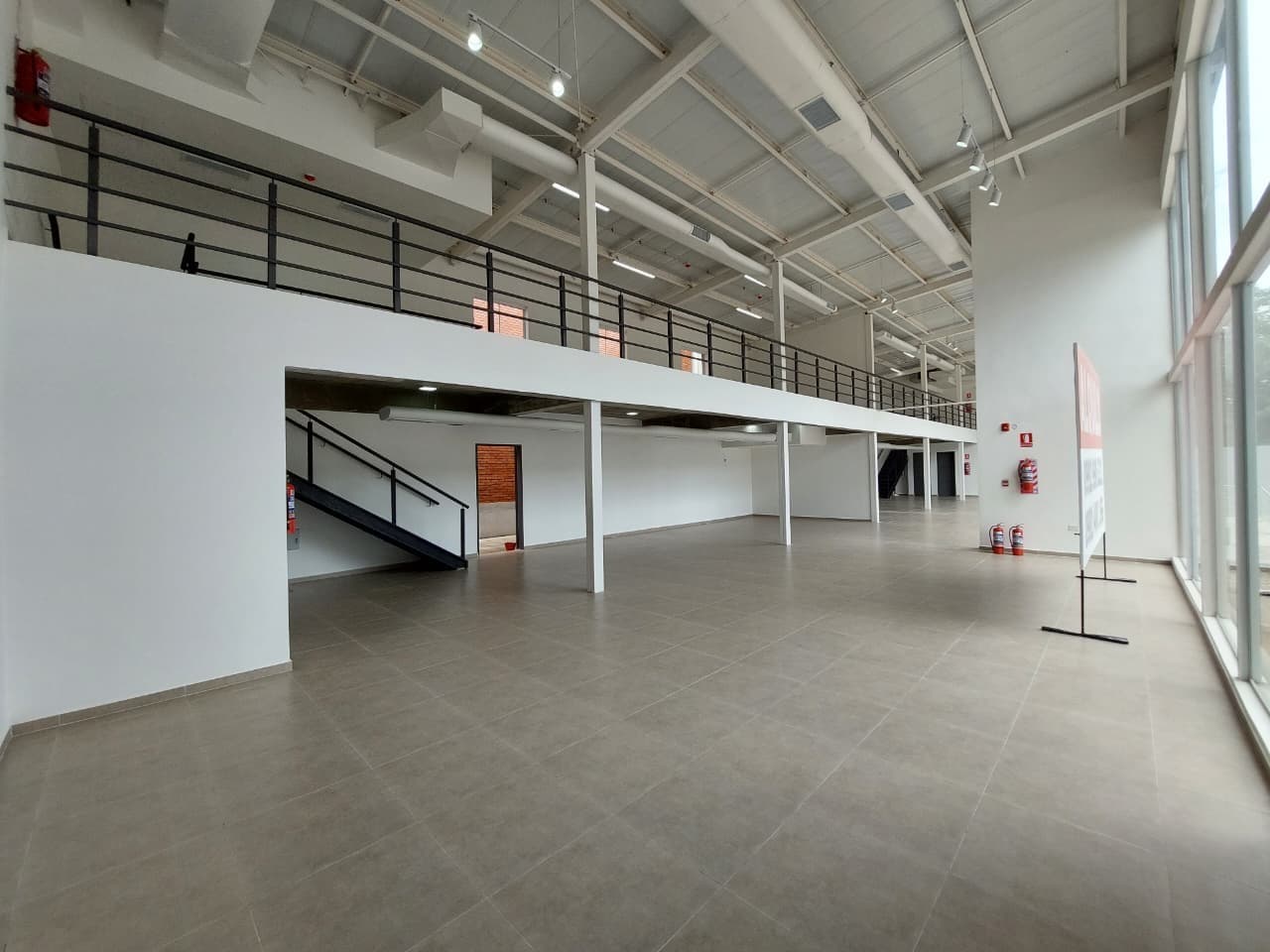 ALQUILO SHOWROOM Y OFICINAS DE 217,5 M2 SOBRE LA AVDA. MARISCAL ESTIGARRIBIA‼️ C-1192 – 3