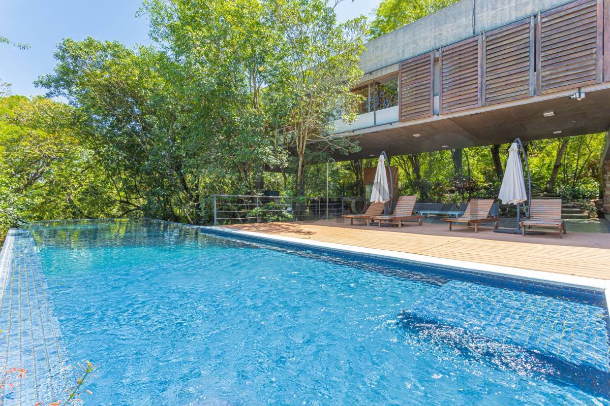RESIDENCIA EN VENTA CON VISTA AL LAGO YPACARAÍ