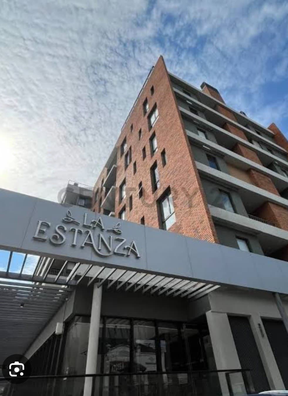 *Vendo Local Comercial en Edificio La Estanza - Con renta activa del 8.2% anual en dolares ideal para Inversores* *125 m2 a propios adicional de 3 cocheras al libre mas una cochera en el interior del edificio en total suma 196.62 m2* *Galeria y buena ex – 2