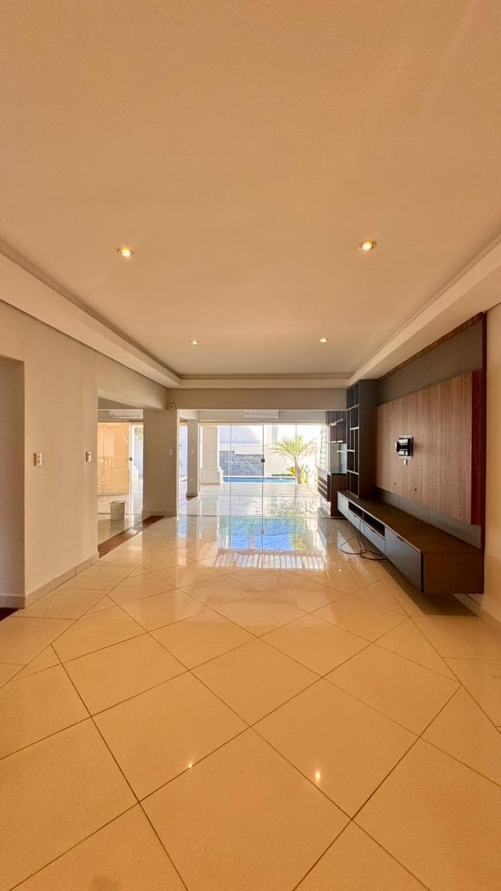 Alquilo Gran Residencia en Bo.Mburucuya, zona Curda. – 2