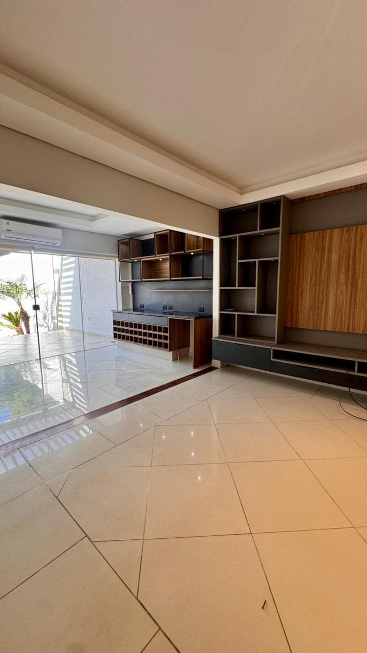 Alquilo Gran Residencia en Bo.Mburucuya, zona Curda. – 3