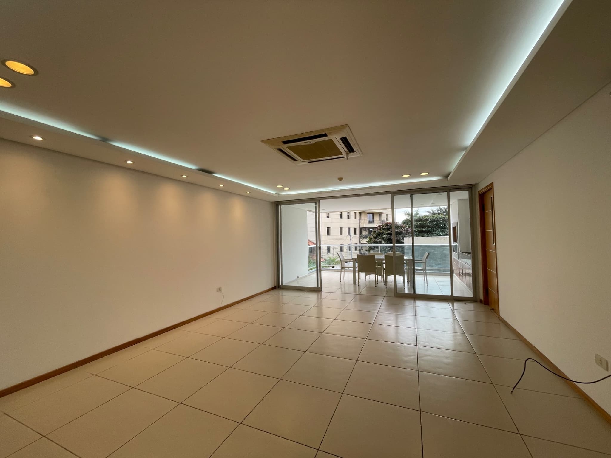 Alquilo amplio departamento de 3 dormitorios en suite + 2 cocheras – 3