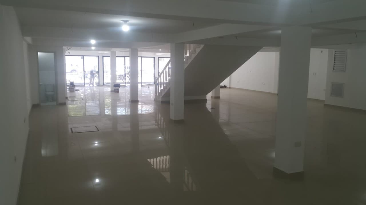 ALQUILO AMPLIO SALON EN ZONA COMERCIAL