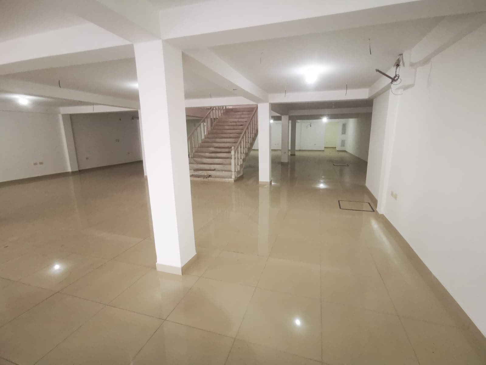 ALQUILO AMPLIO SALON EN ZONA COMERCIAL – 2