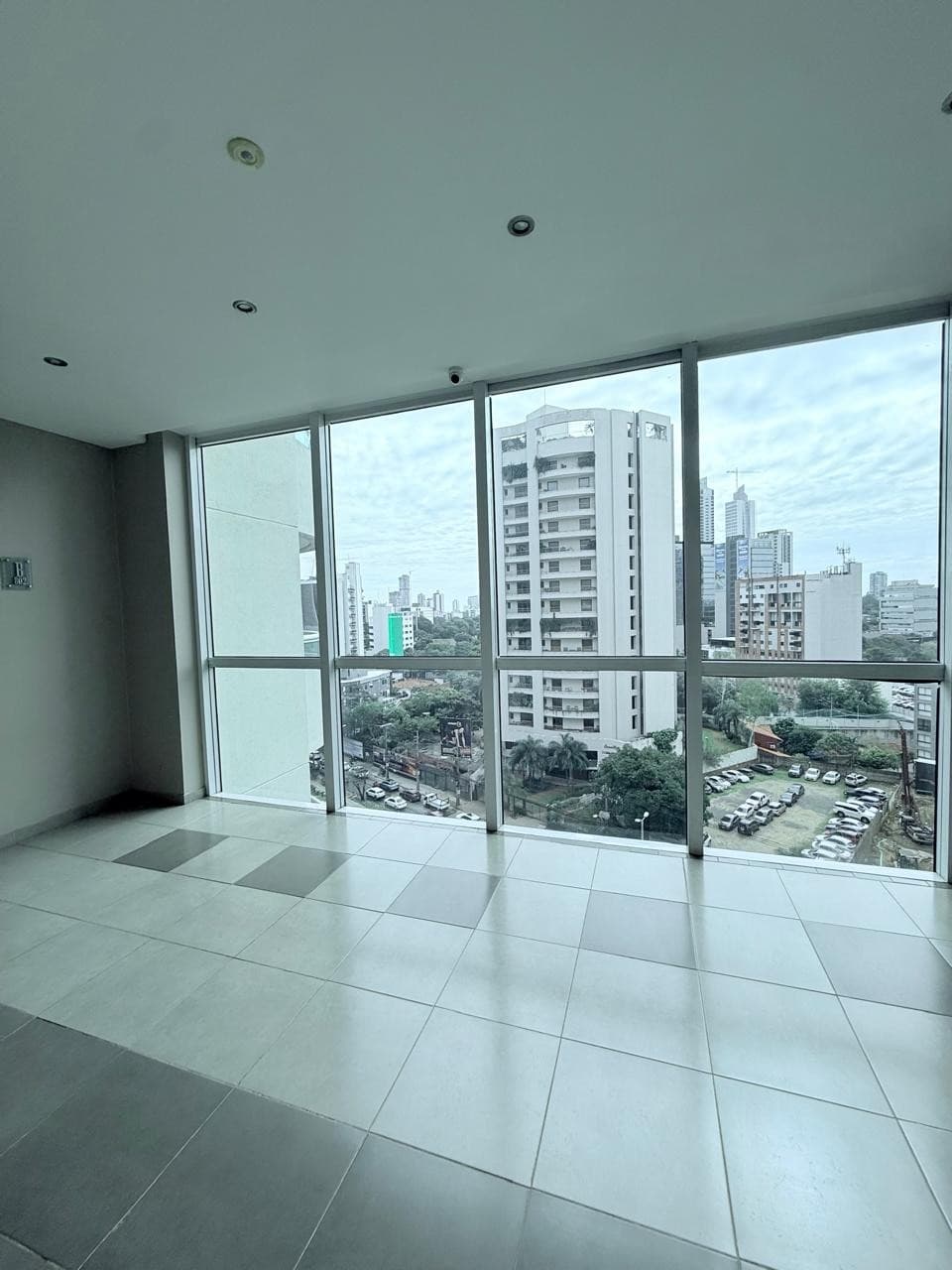 BAJO DE PRECIO - ALQUILO EXCLUSIVO APARTAMENTO DE LUJO: 3 Habitaciones, Vistas Privilegiadas, Ubicación Premium junto a Paseo La Galería - Edificio Martinica, Av. Santa Teresa. – 2