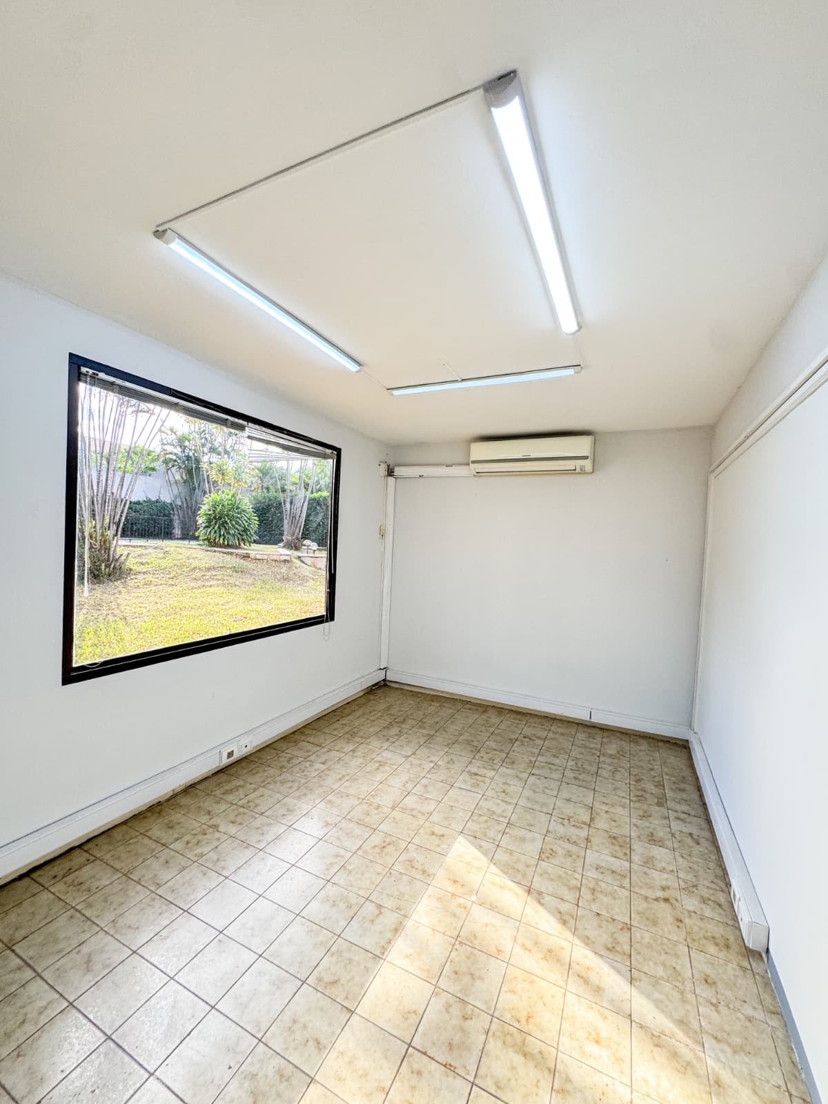 Alquilo amplia Casa p/ oficina o comercio con 6 oficinas mas gran patio .Zona Leon Condeu o Quinta San jose – 3