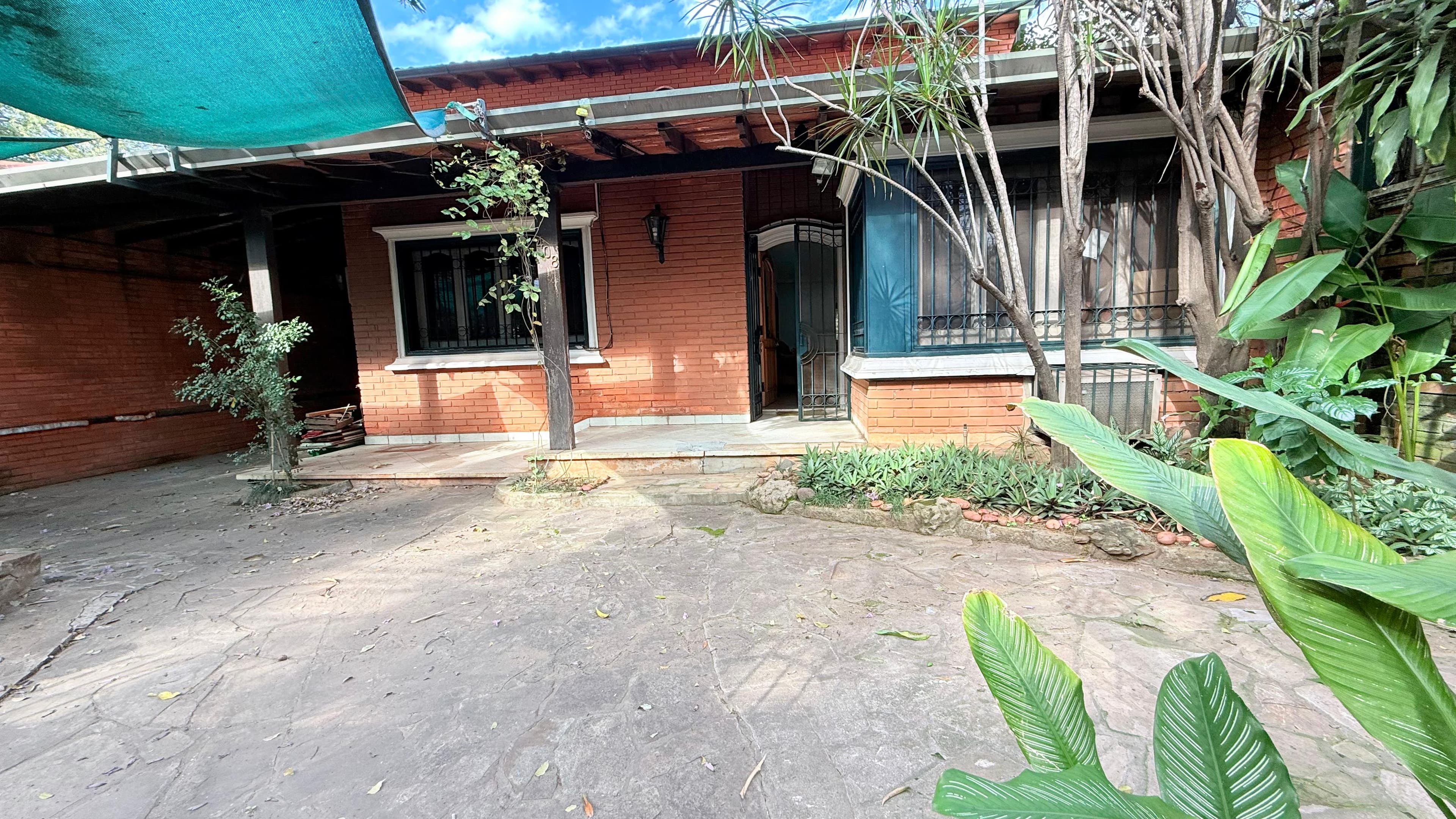 ALQUILO O VENDO CASA DE 4 DORMITORIOS PARA VIVIENDA U OFICINA SOBRE SACRAMENTO