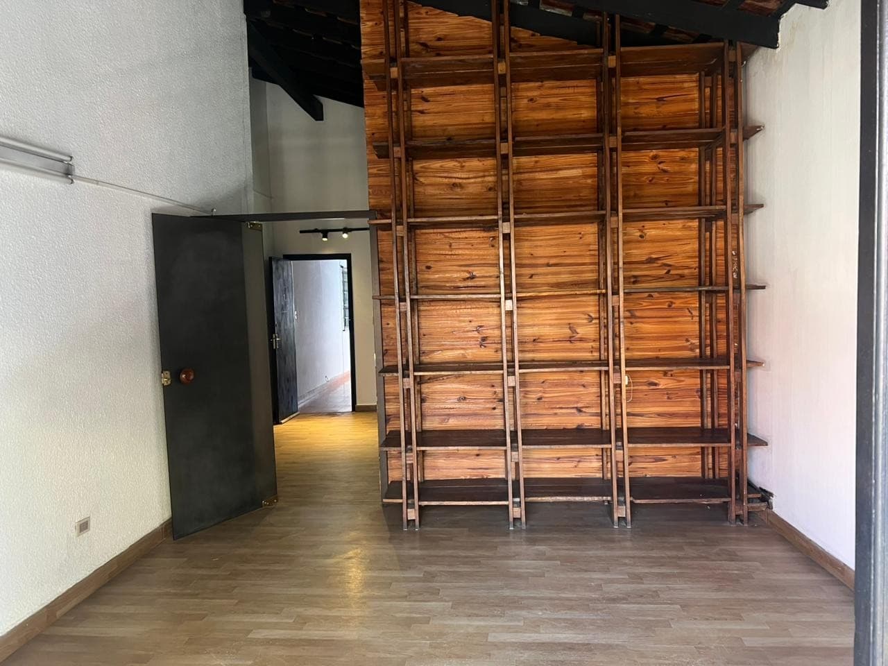 Alquilo Oficina en el Centro. Barrio La Encarnacion. – 2