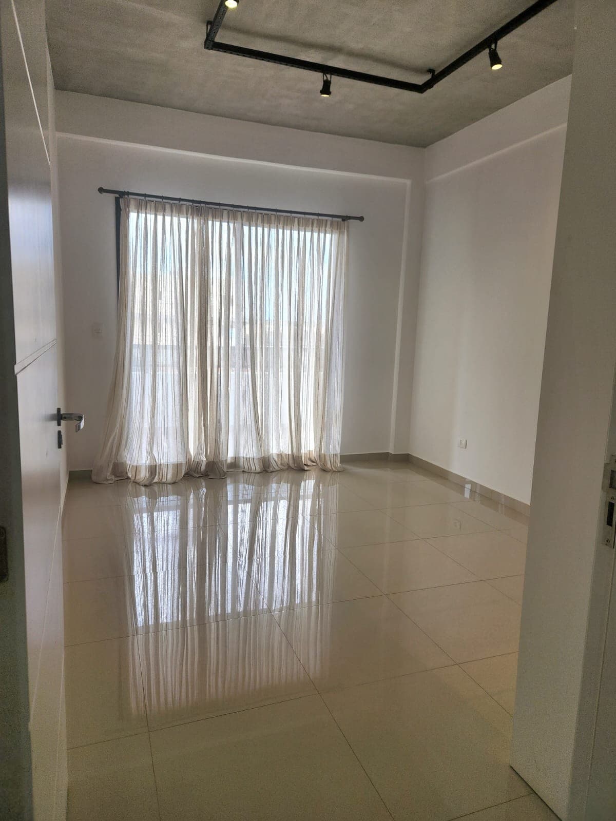 Alquiler Loft Moderno en Ciudad del Este con Balcón y Garaje – 3