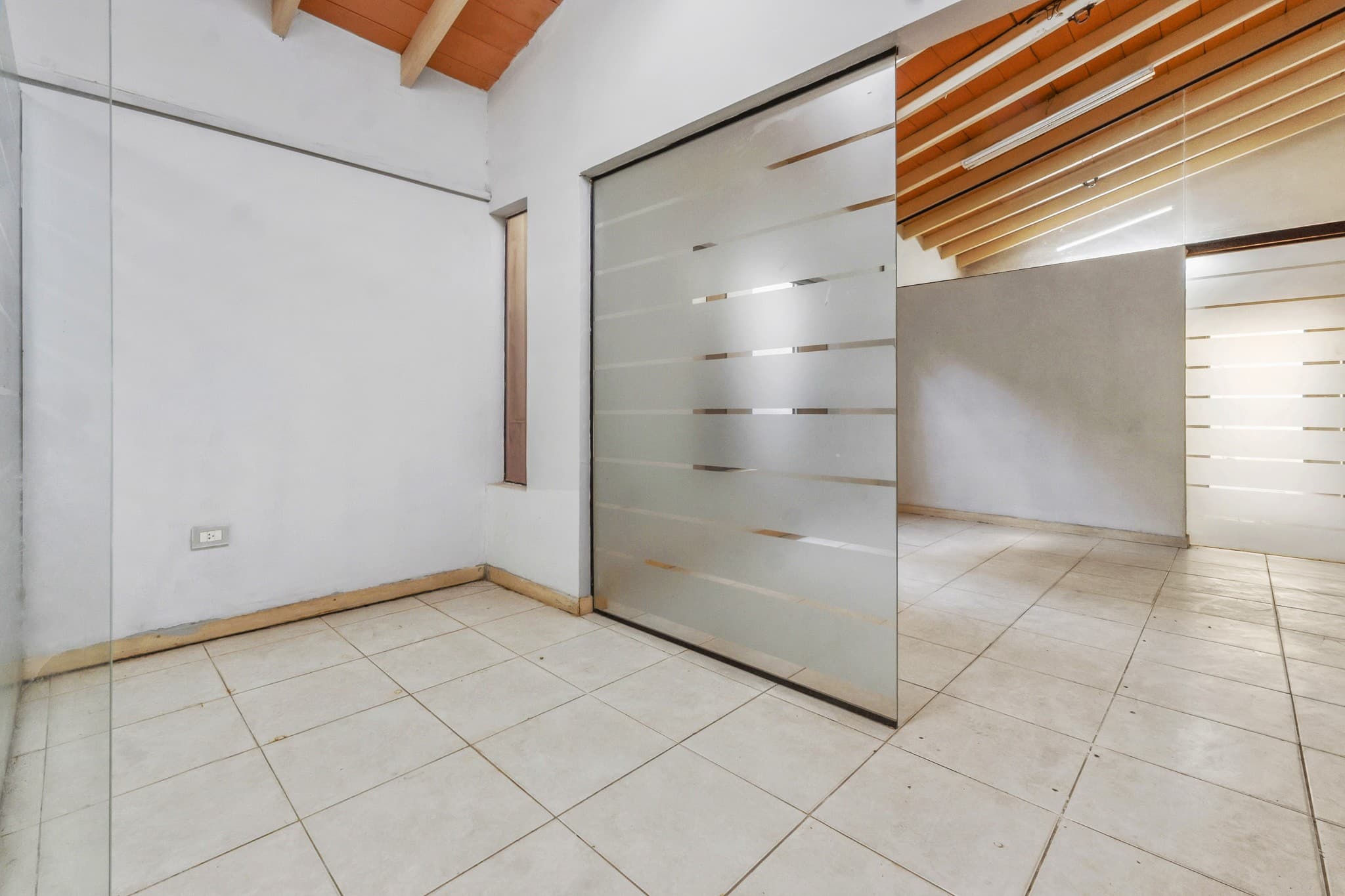 En venta residencia ideal para oficina o comercio. Zona Avda. Molas Lopez. – 3